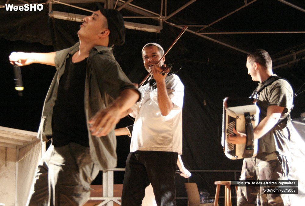 8/47 photos du spectacle Ministère des Affaires Populaires