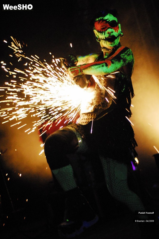 19/38 photos du spectacle Punish Yourself