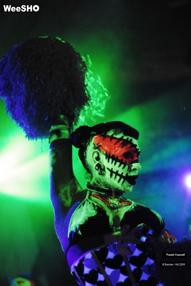 23/38 photos du spectacle Punish Yourself