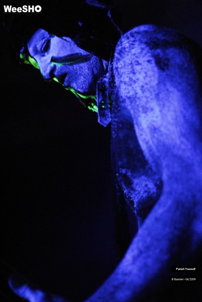 28/38 photos du spectacle Punish Yourself