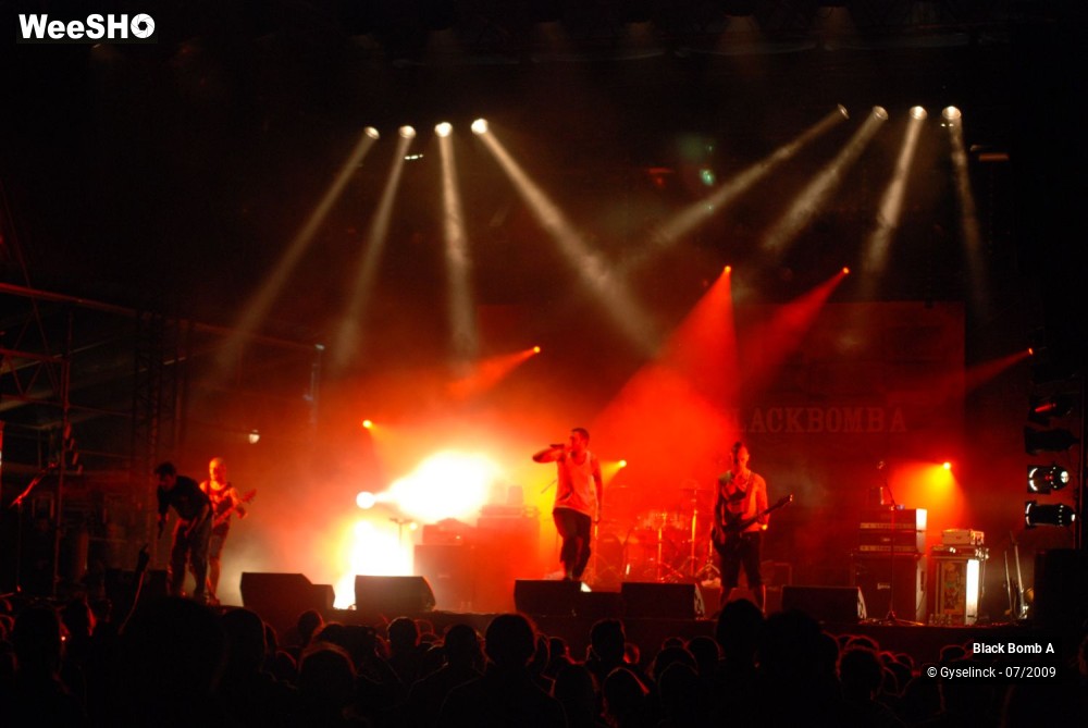 18/24 photos du spectacle Black Bomb A