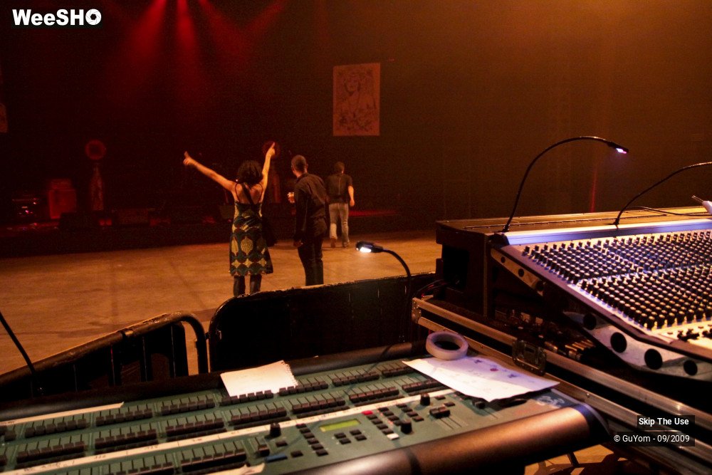 17/36 photos du spectacle Skip The Use Backstage