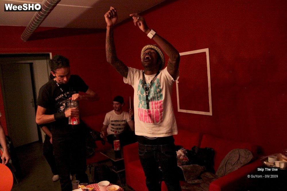 21/36 photos du spectacle Skip The Use Backstage