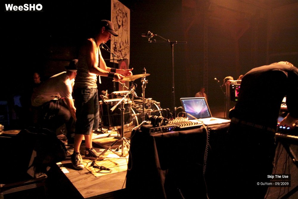 35/36 photos du spectacle Skip The Use Backstage