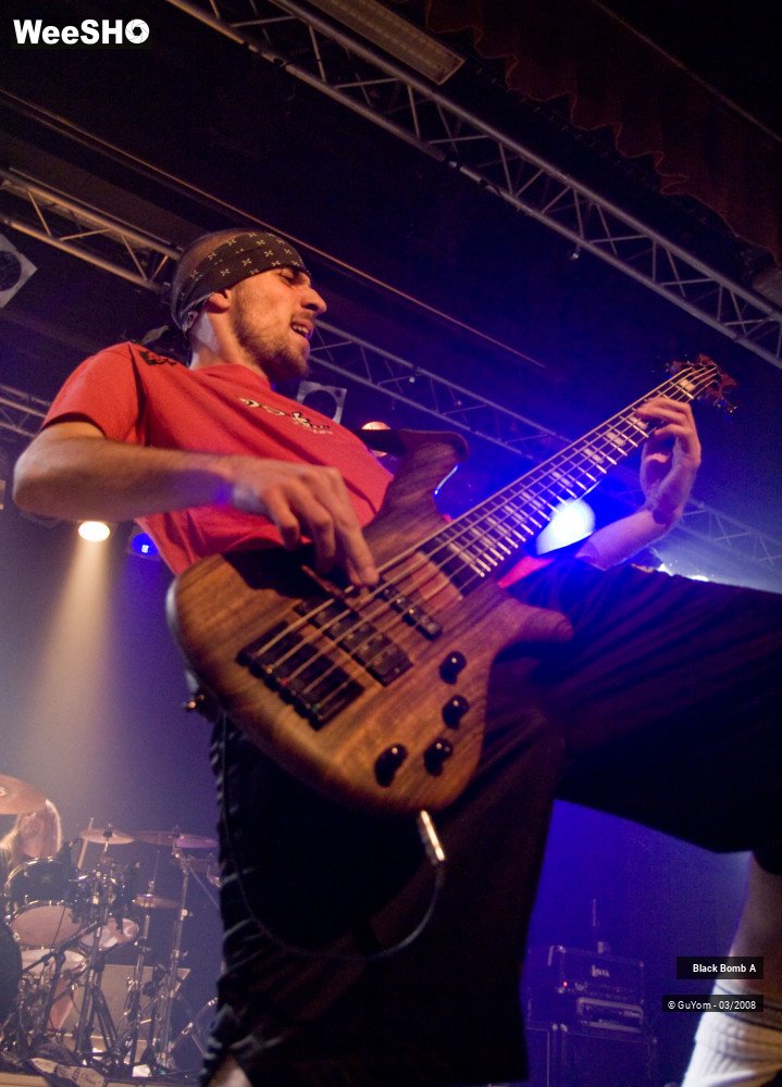 35/38 photos du spectacle Black Bomb A