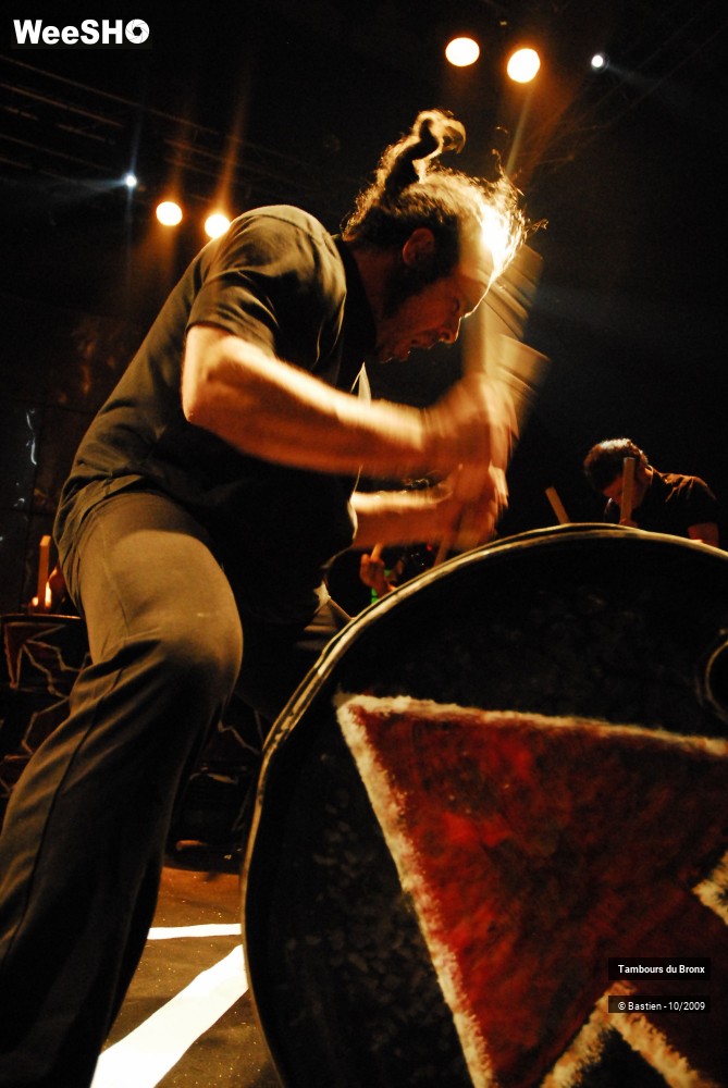 27/47 photos du spectacle Tambours du Bronx
