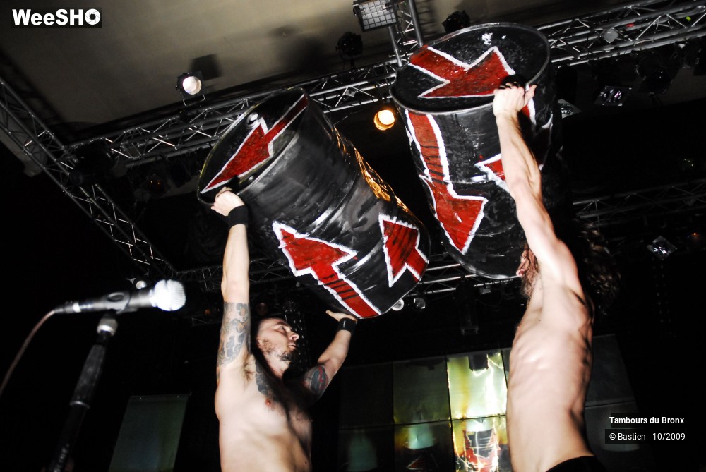 32/47 photos du spectacle Tambours du Bronx