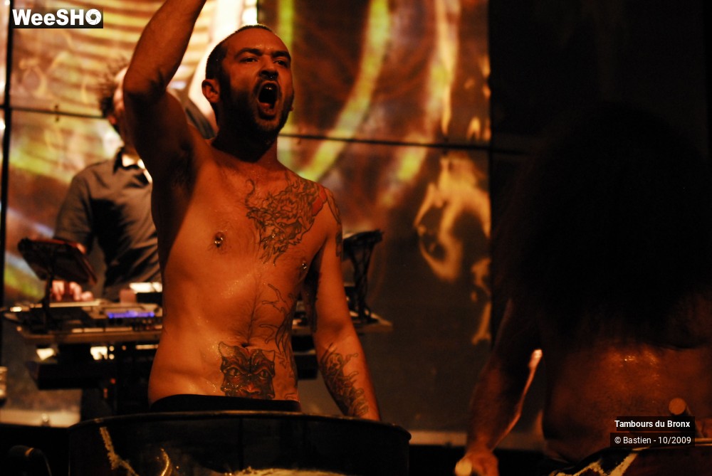 33/47 photos du spectacle Tambours du Bronx