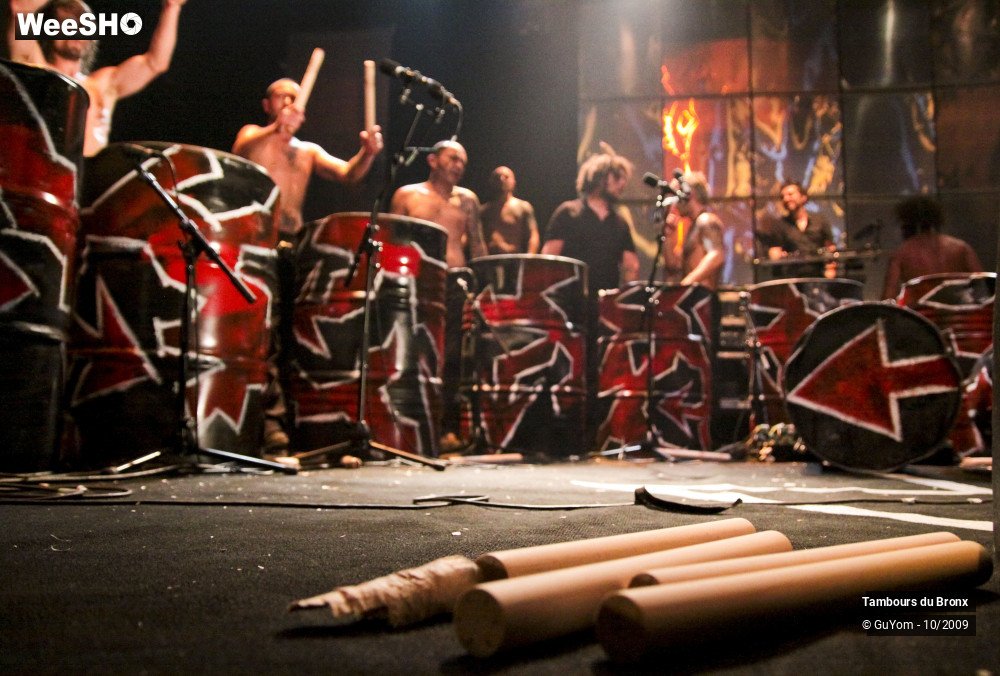 26/50 photos du spectacle Tambours du Bronx