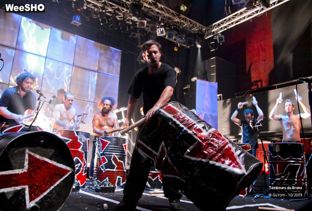 33/50 photos du spectacle Tambours du Bronx