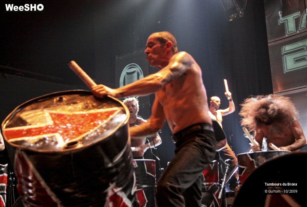 46/49 photos du spectacle Tambours du Bronx Portraits