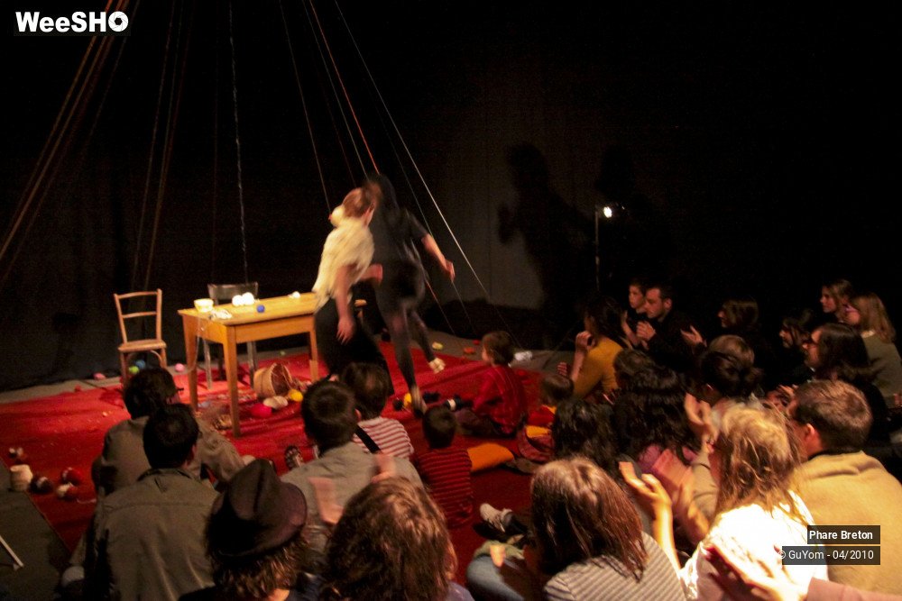 43/49 photos du spectacle Seule dans mon Phare Breton