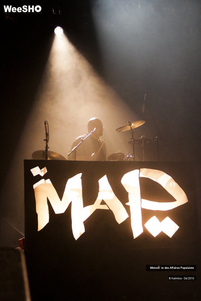 10/38 photos du spectacle Ministère des Affaires Populaires