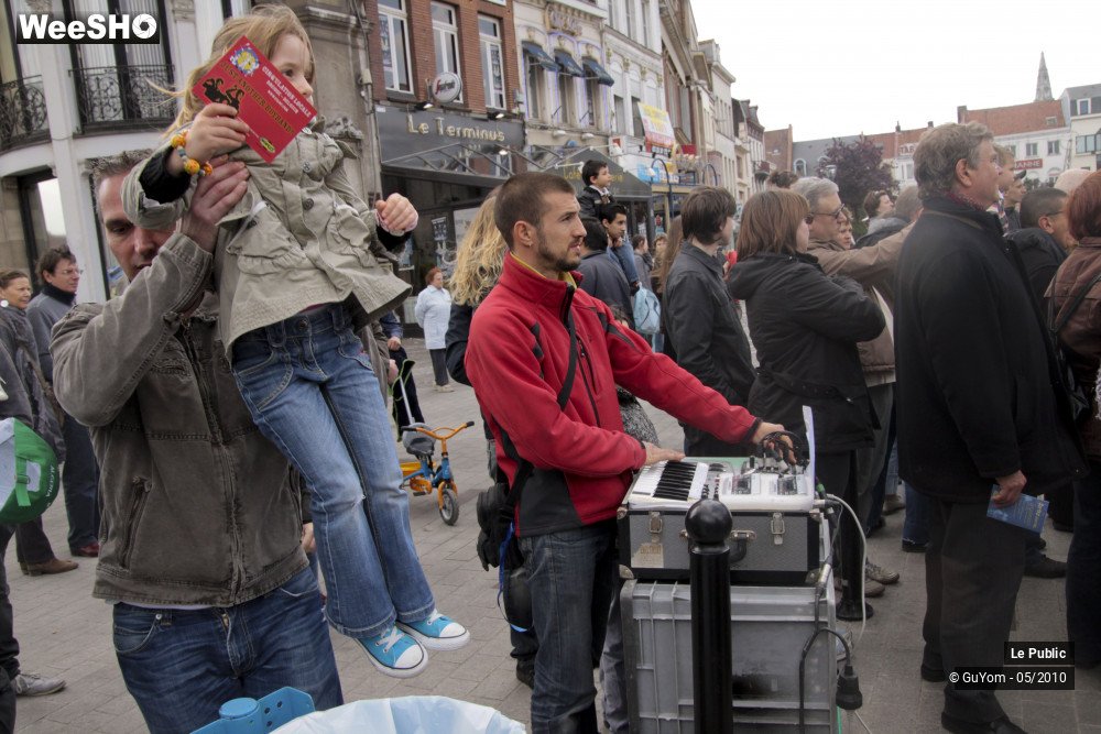5/43 photos du spectacle Les Rues Joyeuses Ambiance 1