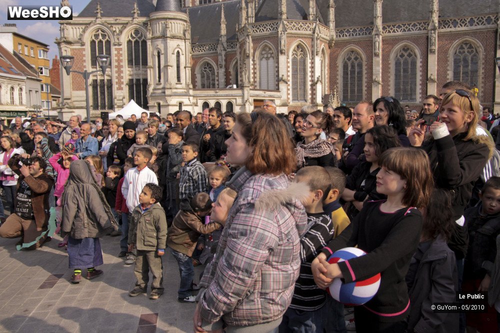 8/43 photos du spectacle Les Rues Joyeuses Ambiance 1