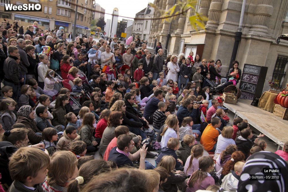 12/43 photos du spectacle Les Rues Joyeuses Ambiance 1