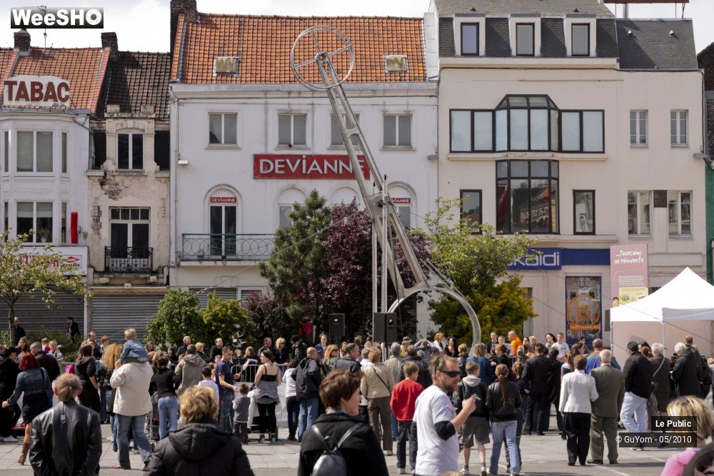19/43 photos du spectacle Les Rues Joyeuses Ambiance 1