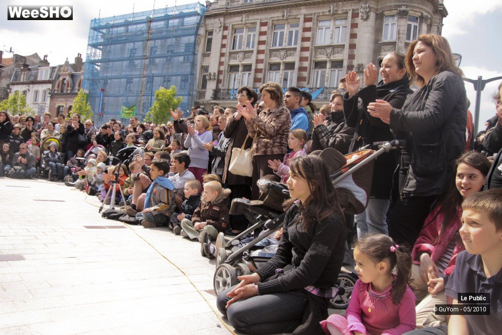 23/43 photos du spectacle Les Rues Joyeuses Ambiance 1