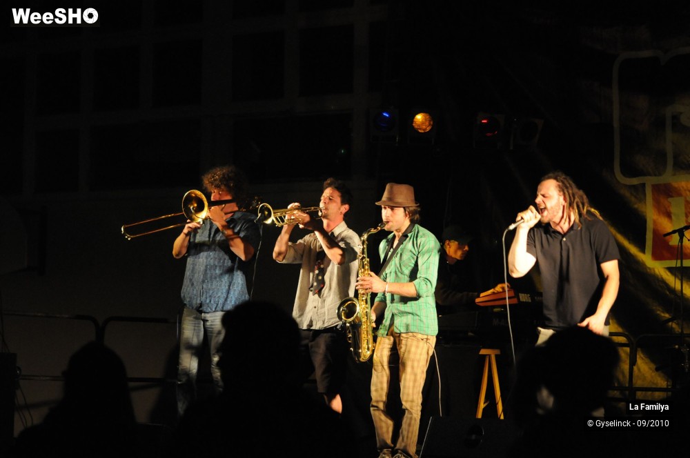 19/20 photos du spectacle La Familya