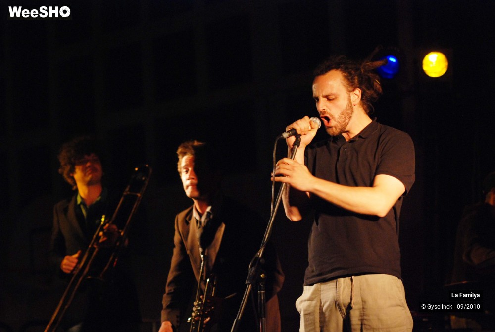 20/20 photos du spectacle La Familya