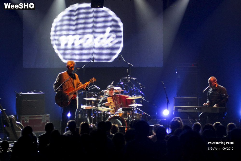 13/19 photos du spectacle 49 Swimming Pools