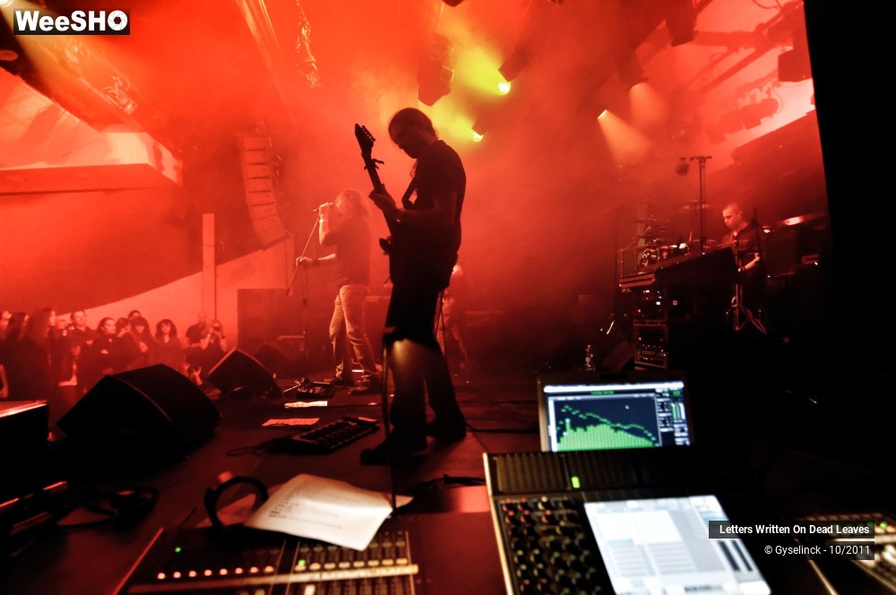 2/14 photos du spectacle Letters Written On Dead Leaves