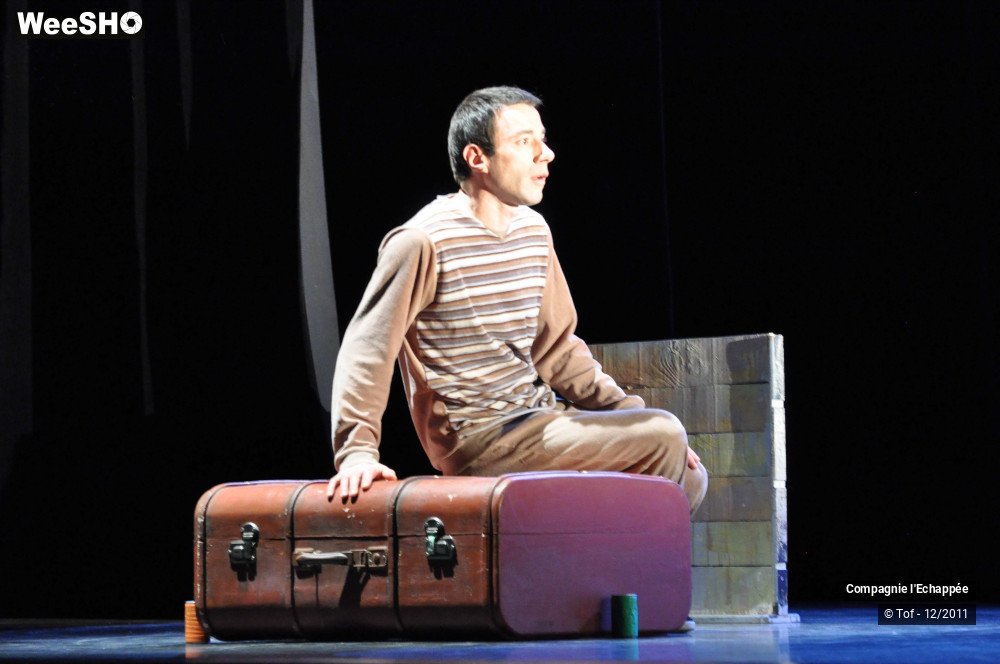 25/47 photos du spectacle Sam et la valise au sourire bleu