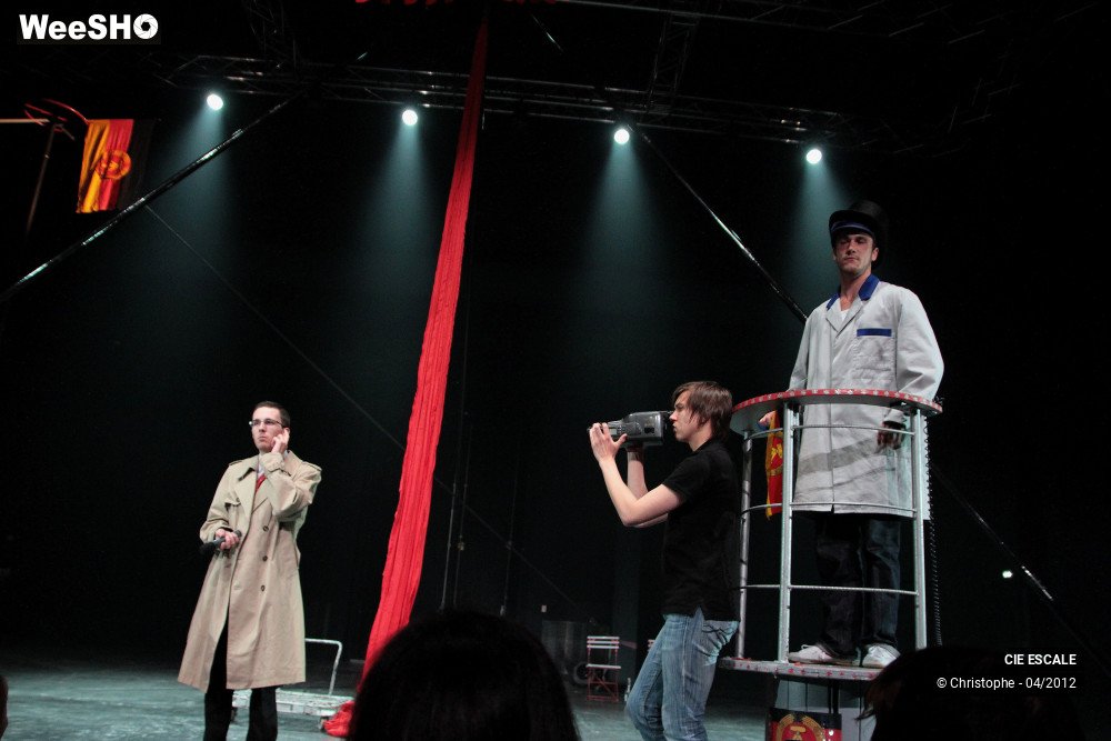 16/48 photos du spectacle Est ou Ouest - Proces d'intention