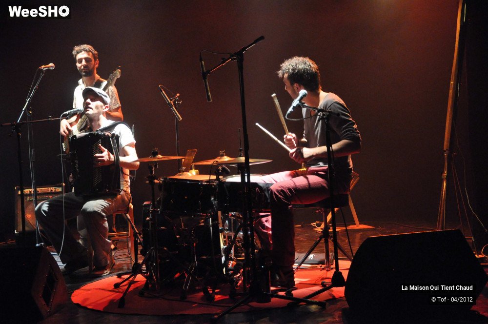 25/50 photos du spectacle La maison qui tient chaud