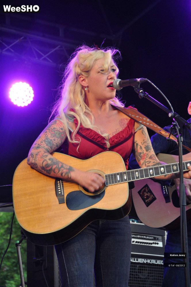 24/32 photos du spectacle Kick'em Jenny  