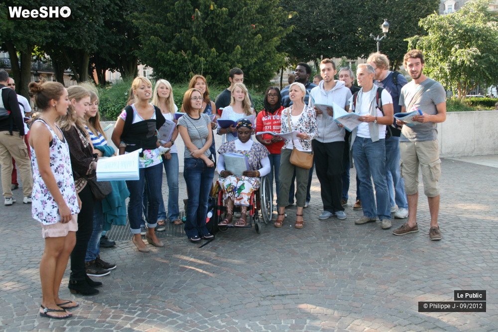 7/46 photos du spectacle La Braderie Ambiance