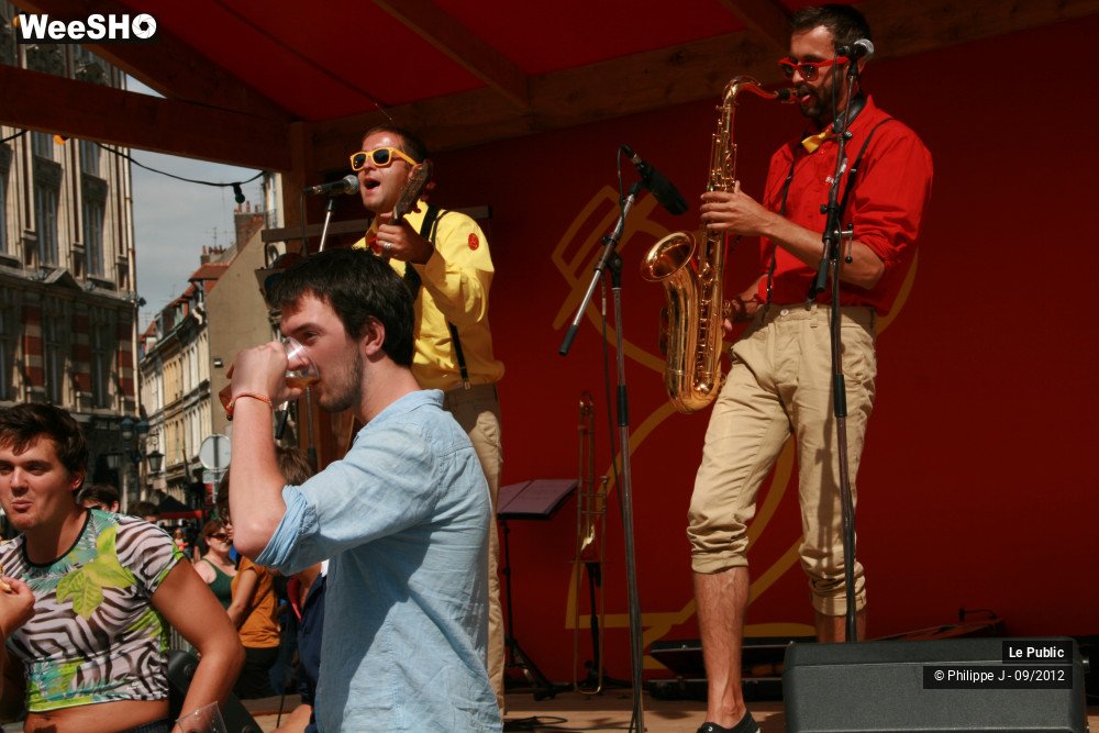 11/46 photos du spectacle La Braderie Ambiance