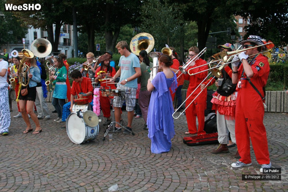 14/46 photos du spectacle La Braderie Ambiance