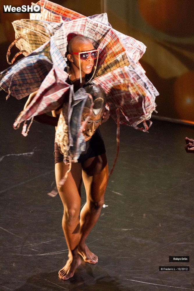 42/42 photos du spectacle Beauty remained for just a moment...