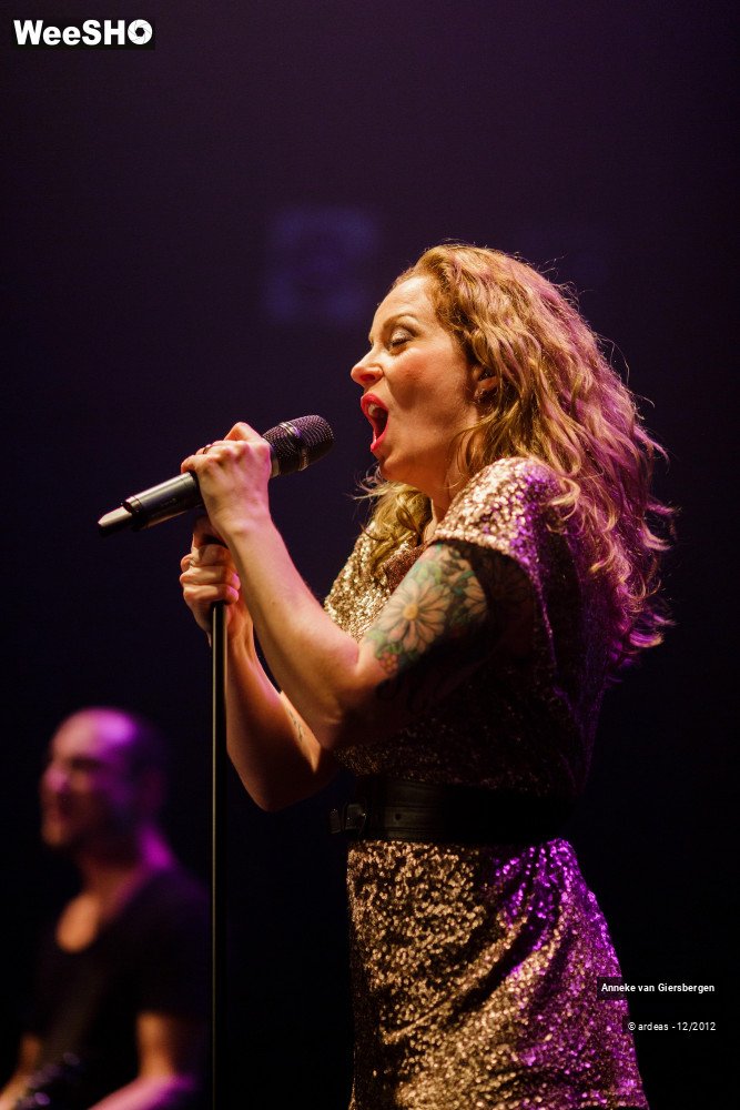 22/40 photos du spectacle Anneke van Giersbergen 