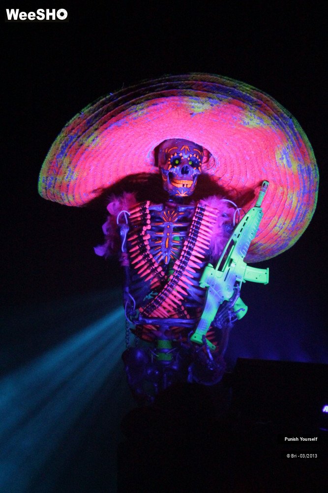 17/22 photos du spectacle Punish Yourself