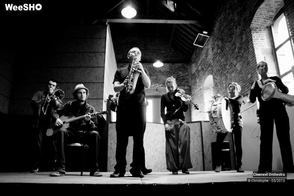 6/44 photos du spectacle Clownest Orchestra