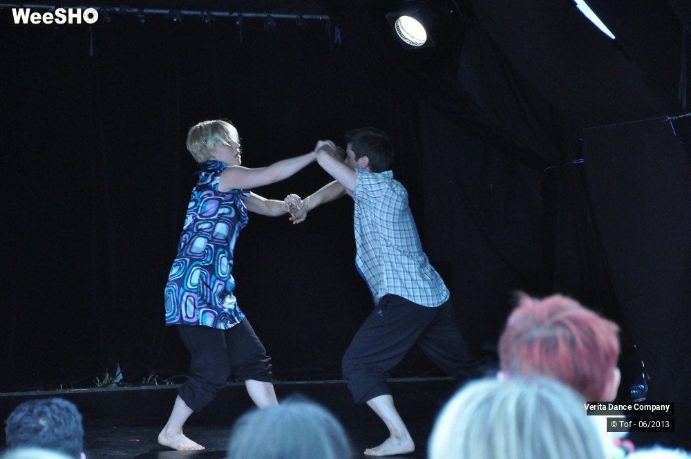 10/34 photos du spectacle Behind The Body