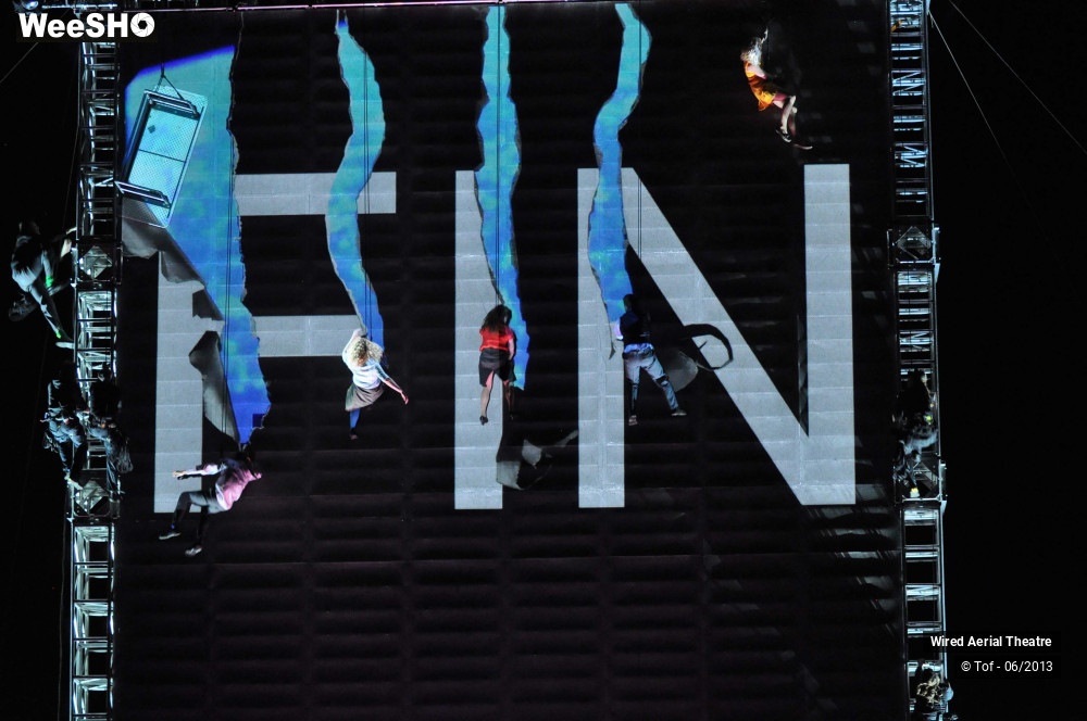 15/40 photos du spectacle As the World Tipped