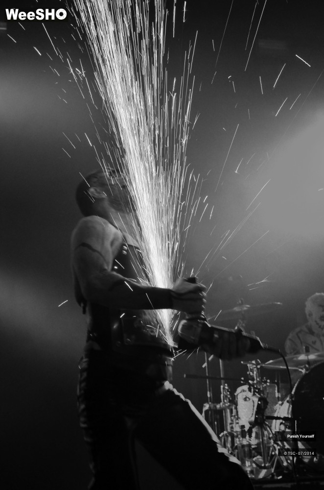 7/45 photos du spectacle Punish Yourself