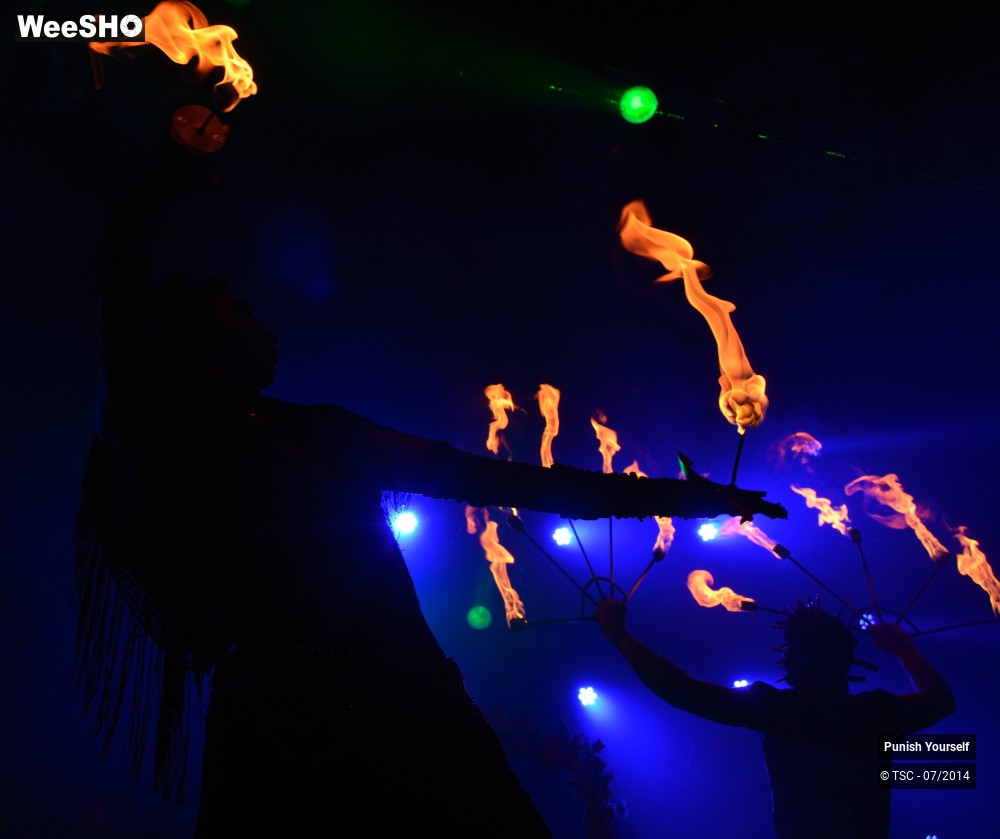 24/45 photos du spectacle Punish Yourself