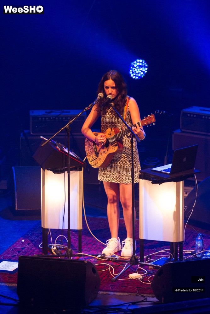 4/10 photos du spectacle Jain