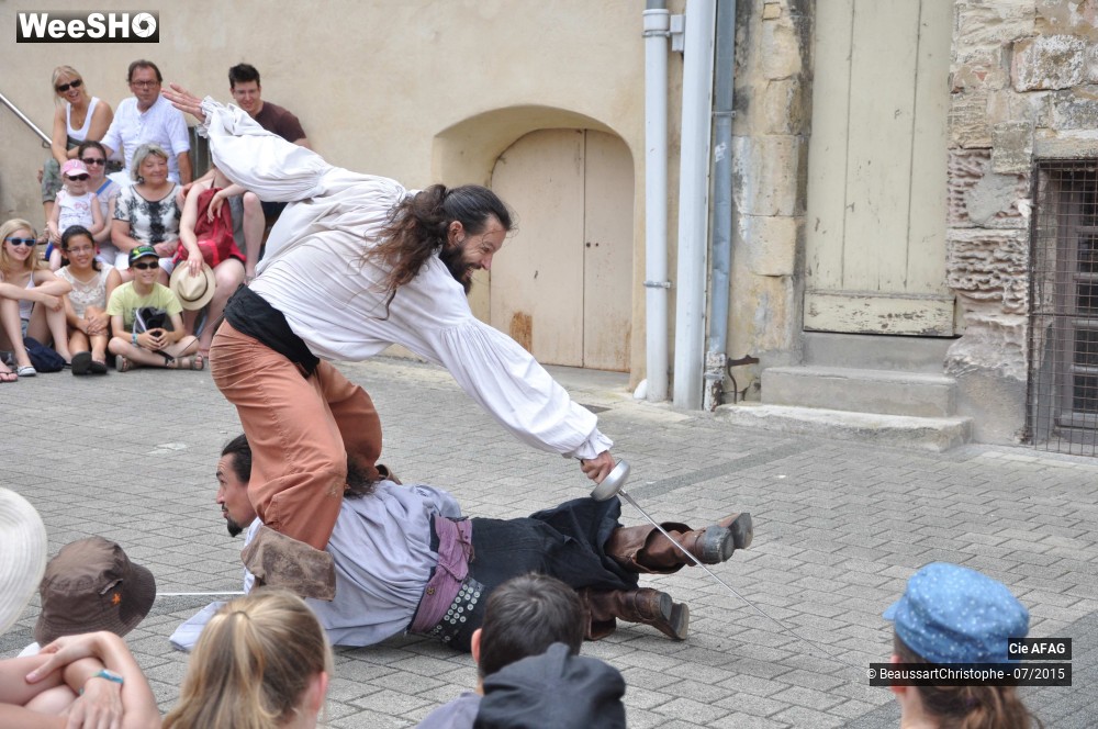 45/47 photos du spectacle L'histoire des 3 Mousquetaires racontée à Deux en 1/2 heure