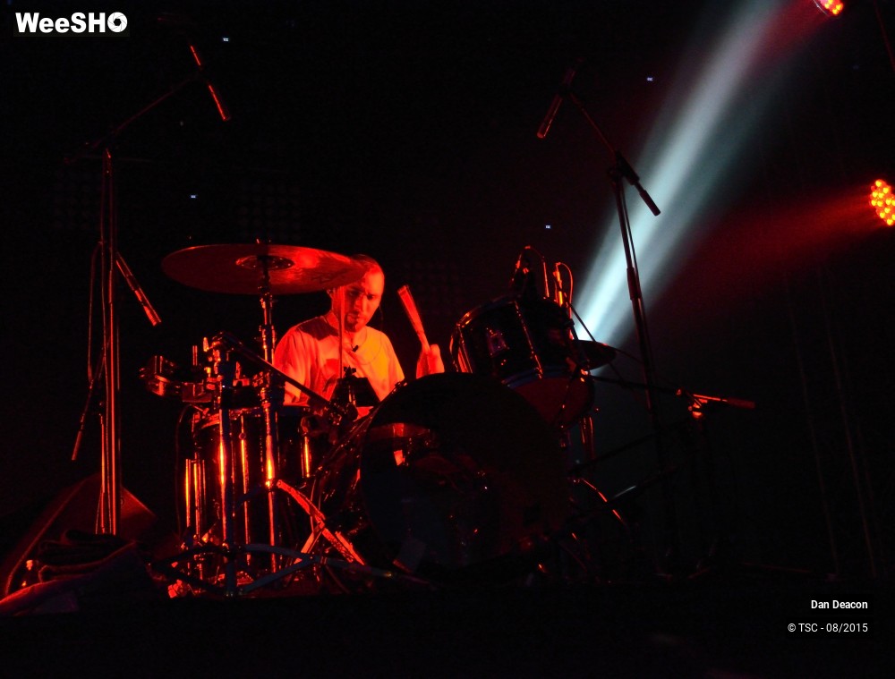 8/12 photos du spectacle Dan Deacon