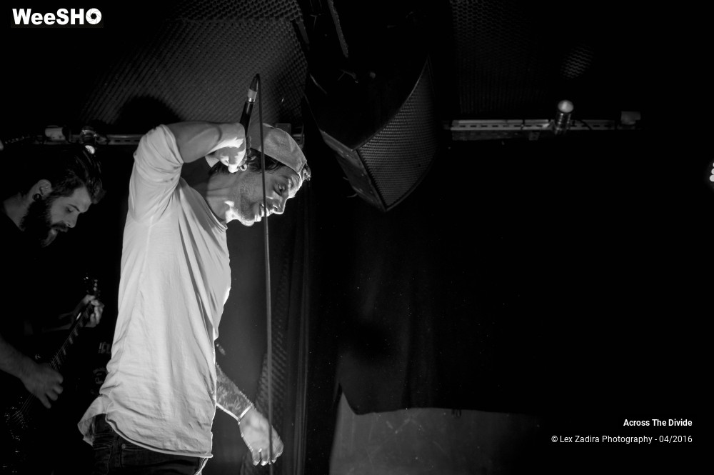 16/18 photos du spectacle Across The Divide