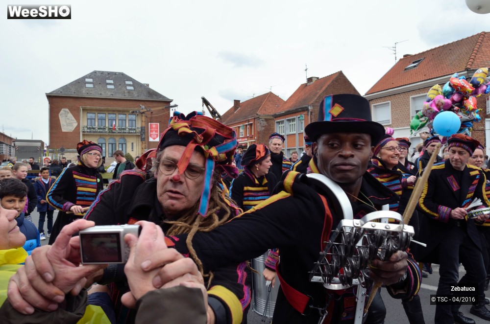 14/29 photos du spectacle Déambulation musicale percussive