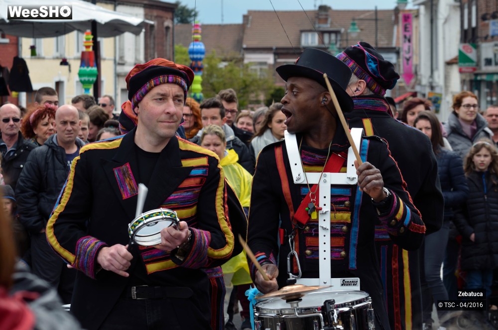 16/29 photos du spectacle Déambulation musicale percussive