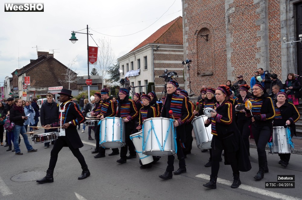 18/29 photos du spectacle Déambulation musicale percussive
