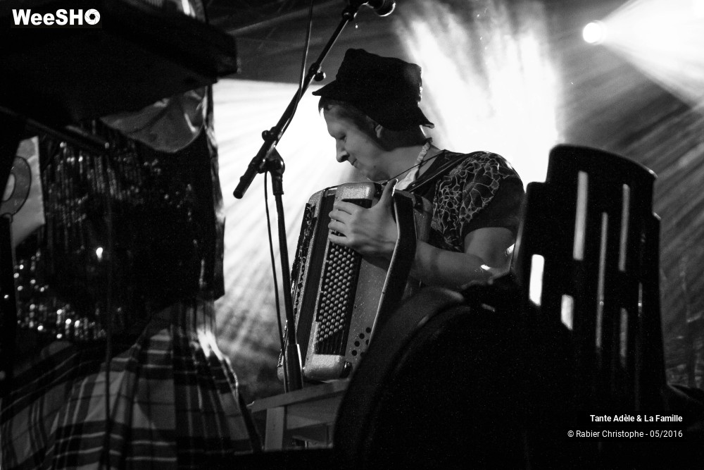 21/22 photos du spectacle Tante Adèle et la Famille