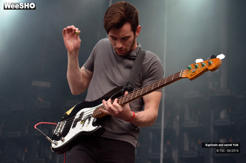 6/37 photos du spectacle Baptizein and secret yolk